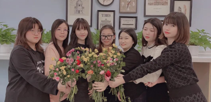 3·8妇女节——恒峰g22科技鲜花萦绕，，，优美相伴